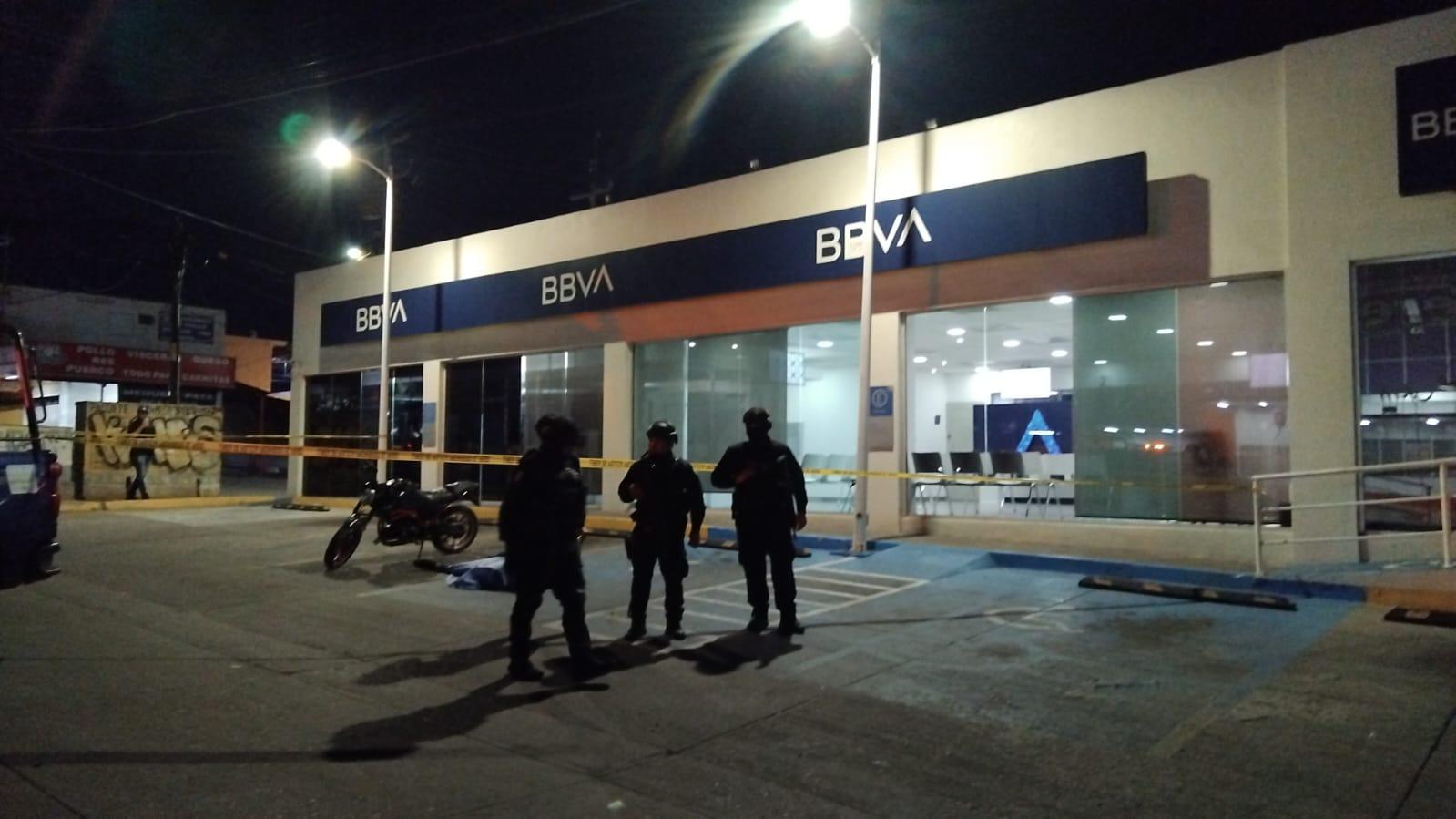 $!Asesinan a un motociclista afuera de un banco en Culiacán