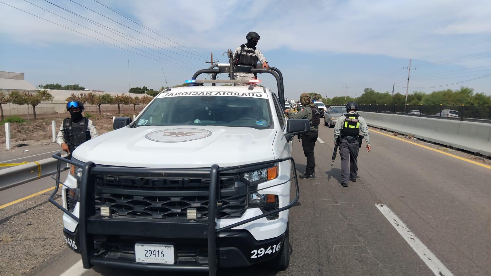 $!Abandonan camioneta con al menos dos cuerpos cerca de El Trébol, en Culiacán