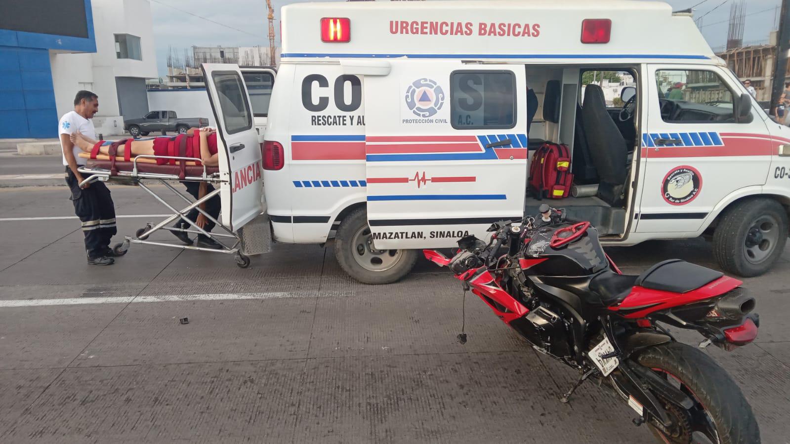 $!Choque entre motos deja tres lesionados en el Malecón de Mazatlán