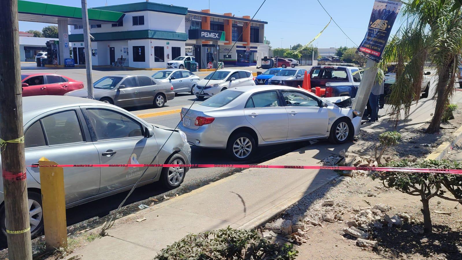 $!Automóvil choca contra poste de CFE en Avenida Reforma en Mazatlán