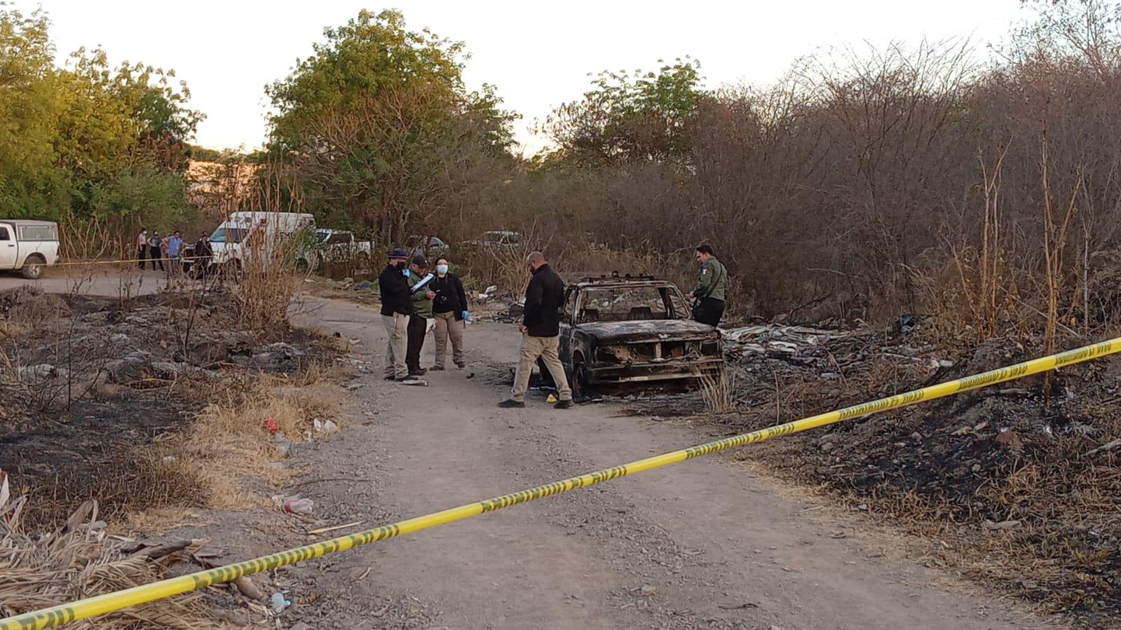 $!Localizan a un hombre carbonizado dentro de un vehículo quemado en Culiacán