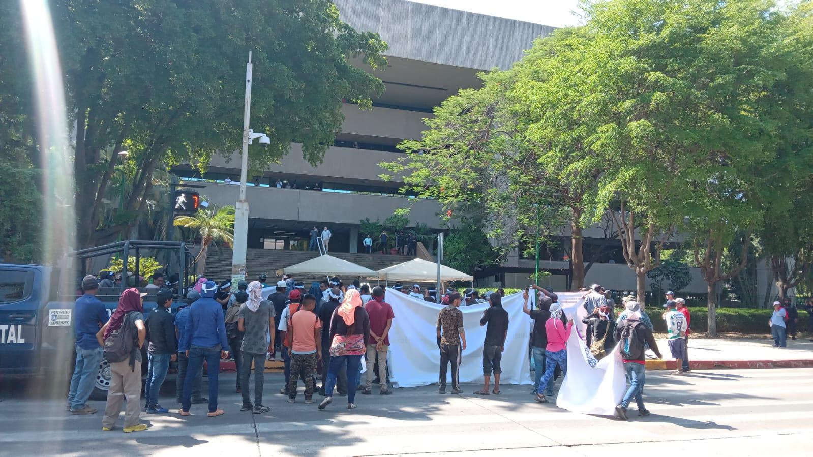 $!Llega a Palacio de Gobierno manifestación por desapariciones forzadas