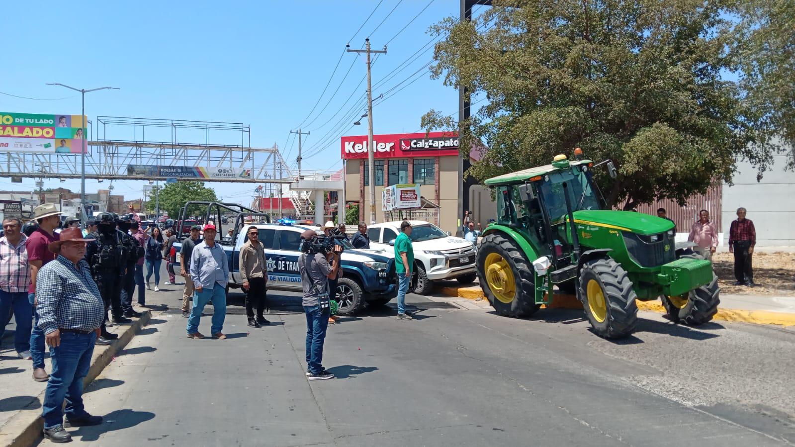 $!Mantienen policías bloqueos en la ‘Maquío’, Gas Valle y Las Torres en Culiacán, por productores