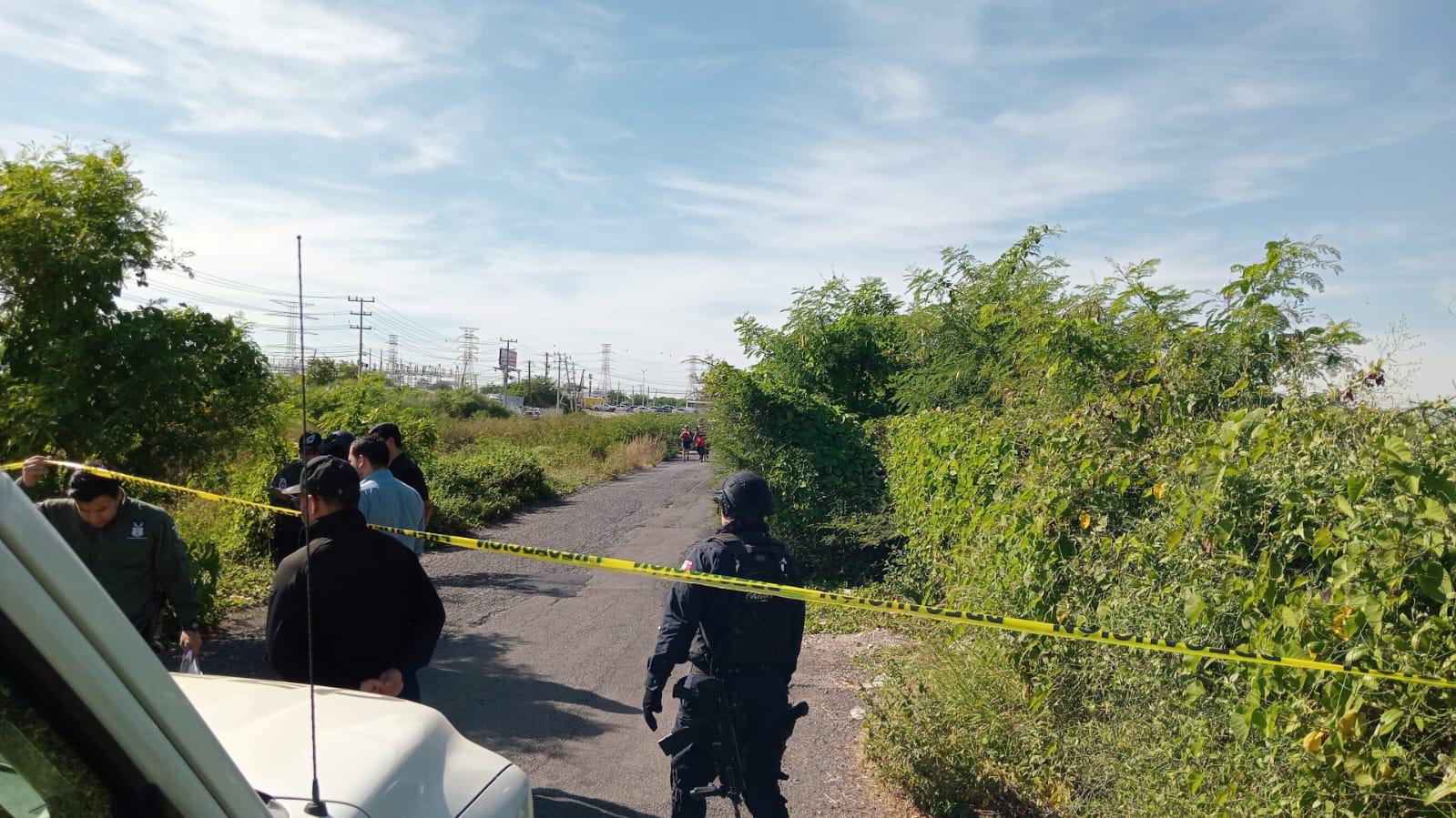 $!Hallan cuerpo de hombre flotando en el Canal Siete de Culiacán