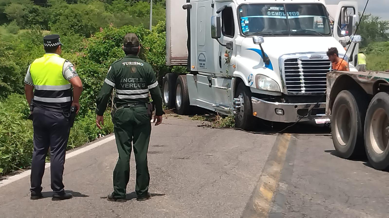 $!Trailero se duerme y embanca su unidad a un costado de la Libre Mazatlán-Culiacán