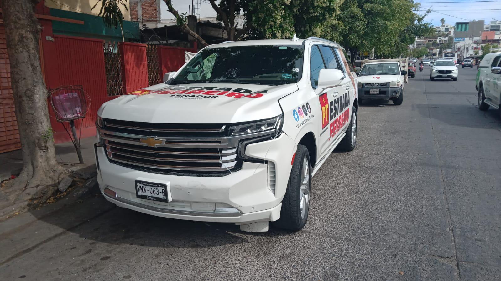 $!Choca Estrada Ferreiro en su carro de campaña