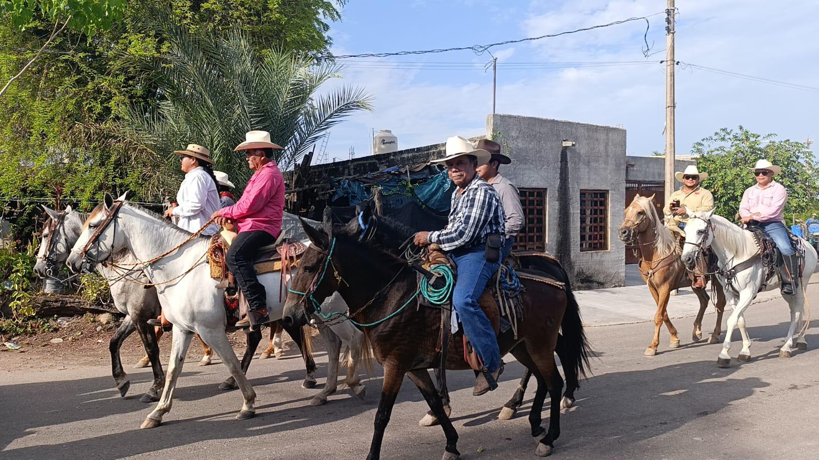 $!En Escuinapa, llevan a San Francisco de Asís a la presa para pedir por las lluvias