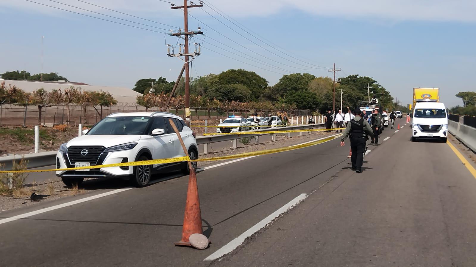 $!Abandonan camioneta con al menos dos cuerpos cerca de El Trébol, en Culiacán