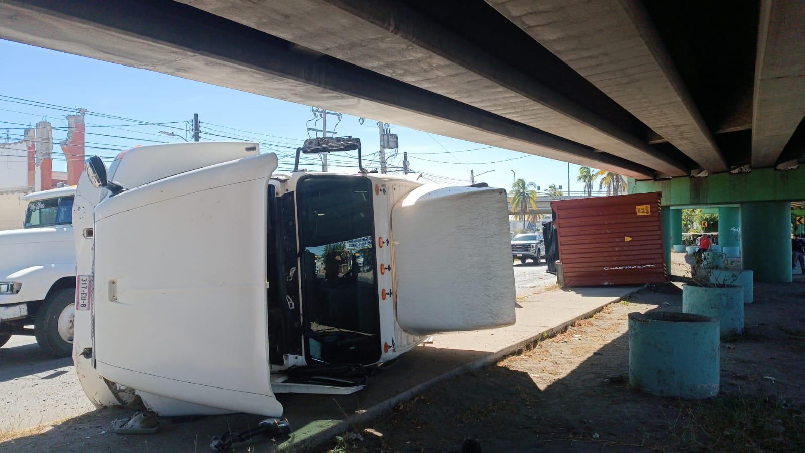 $!Tráiler vuelca en curva del paso superior en la salida norte de Mazatlán; sin lesionados