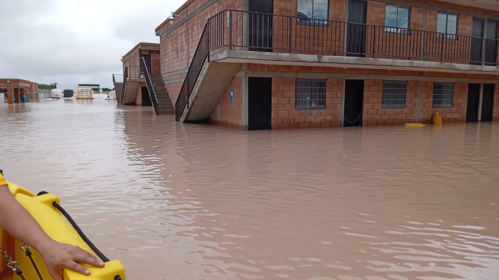 $!Rescatan a 74 jornaleros por inundación en campo agrícola de Villa Juárez