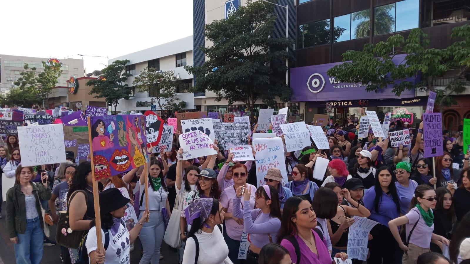 $!Más de 4 mil mujeres marchan por justicia, equidad, y por sus derechos, en Culiacán