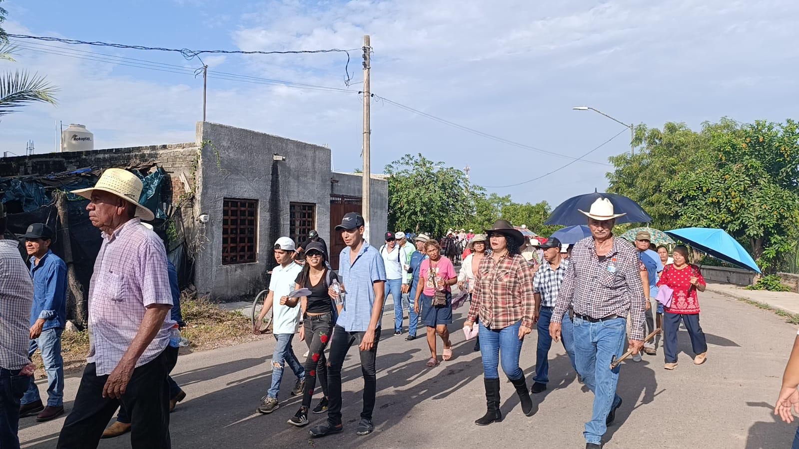 $!En Escuinapa, llevan a San Francisco de Asís a la presa para pedir por las lluvias