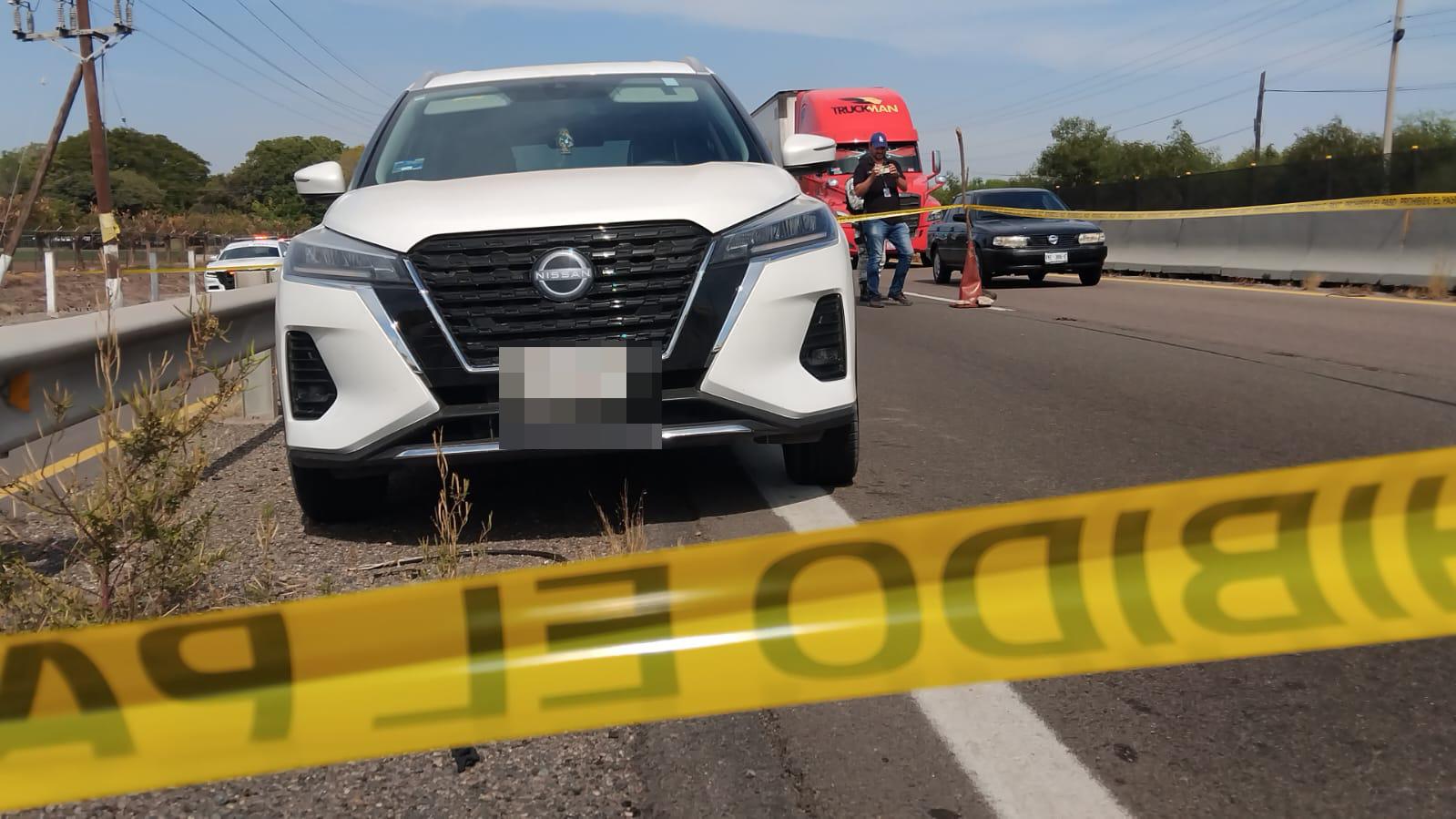 $!Abandonan camioneta con al menos dos cuerpos cerca de El Trébol, en Culiacán