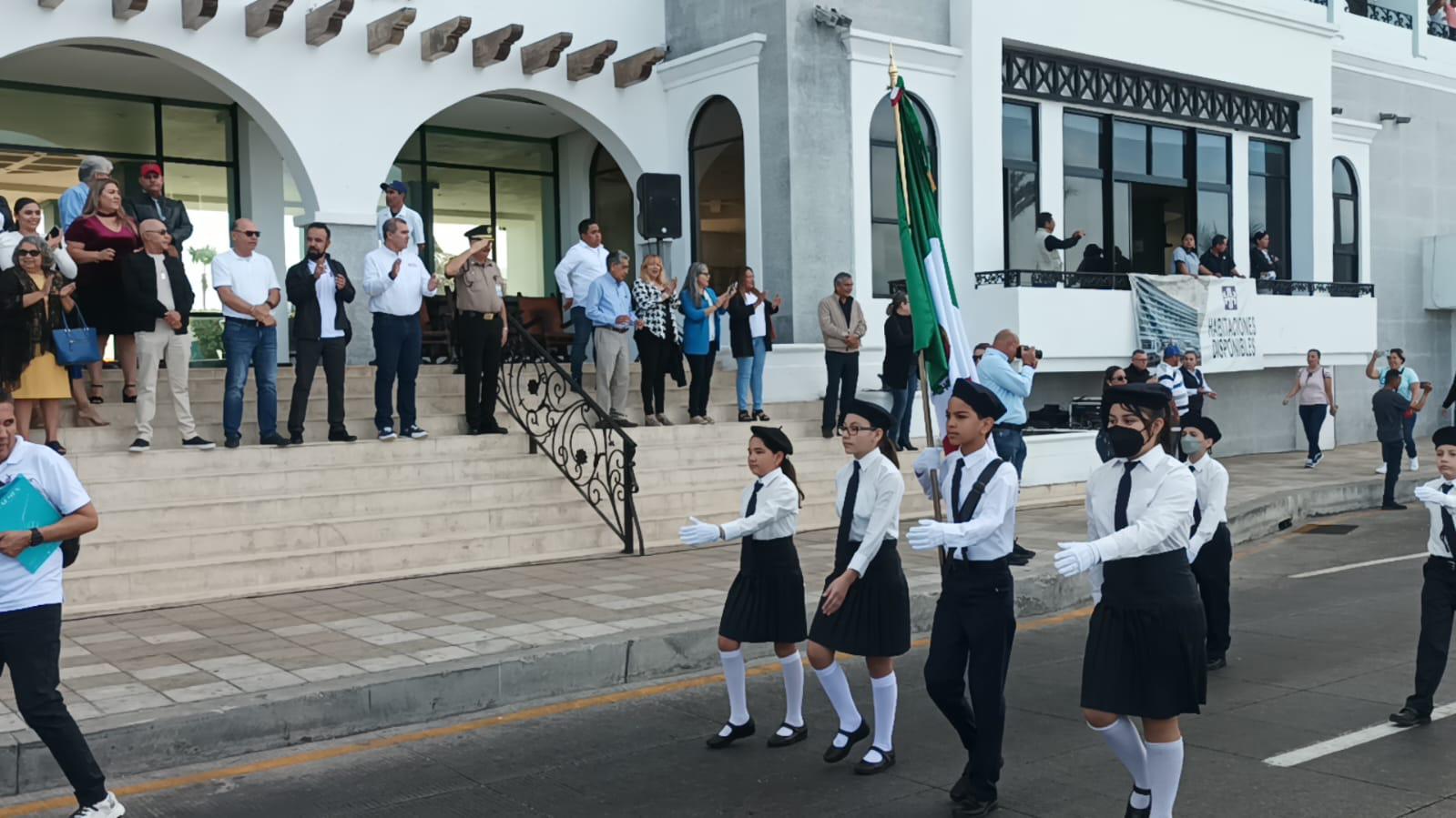 $!Desfilan escoltas de primarias resaltando la Bandera de México