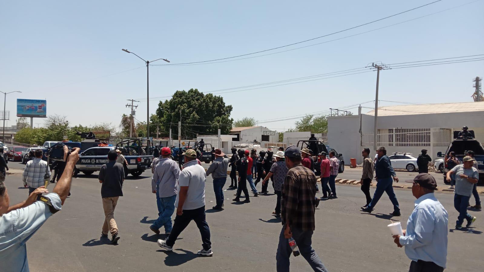 $!Mantienen policías bloqueos en la ‘Maquío’, Gas Valle y Las Torres en Culiacán, por productores