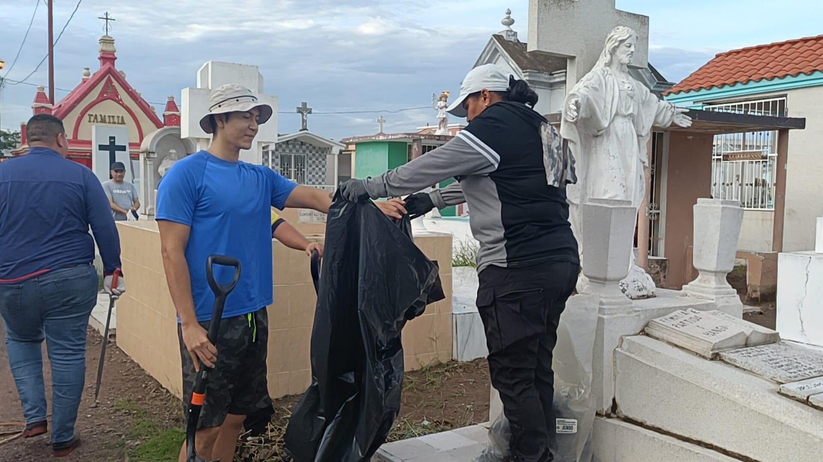 $!Alcaldesa de Escuinapa encabeza campaña de limpieza en panteón municipal