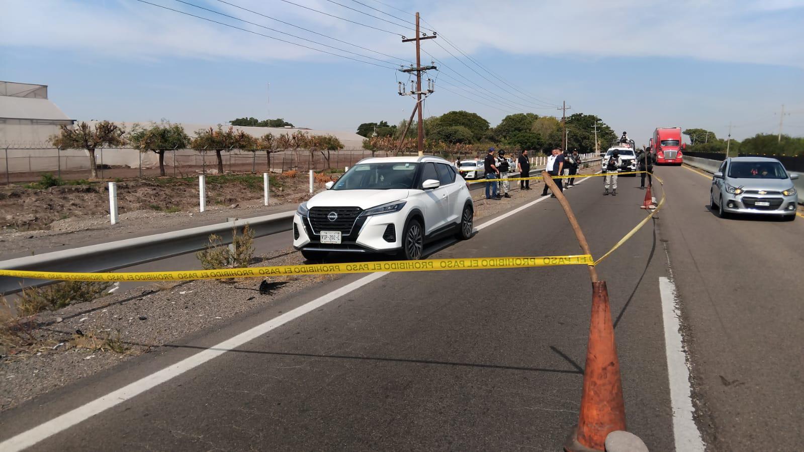 $!Abandonan camioneta con al menos dos cuerpos cerca de El Trébol, en Culiacán