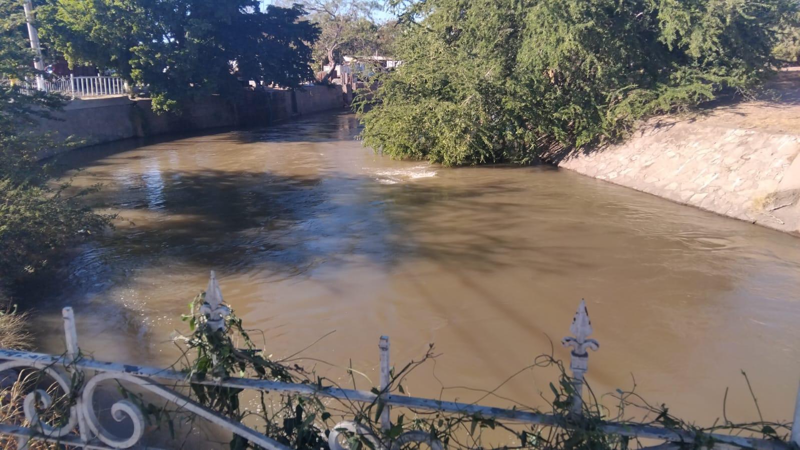 $!Hombre cae a un canal de Valle Alto, en Culiacán, lo rescatan y lo internan en un hospital