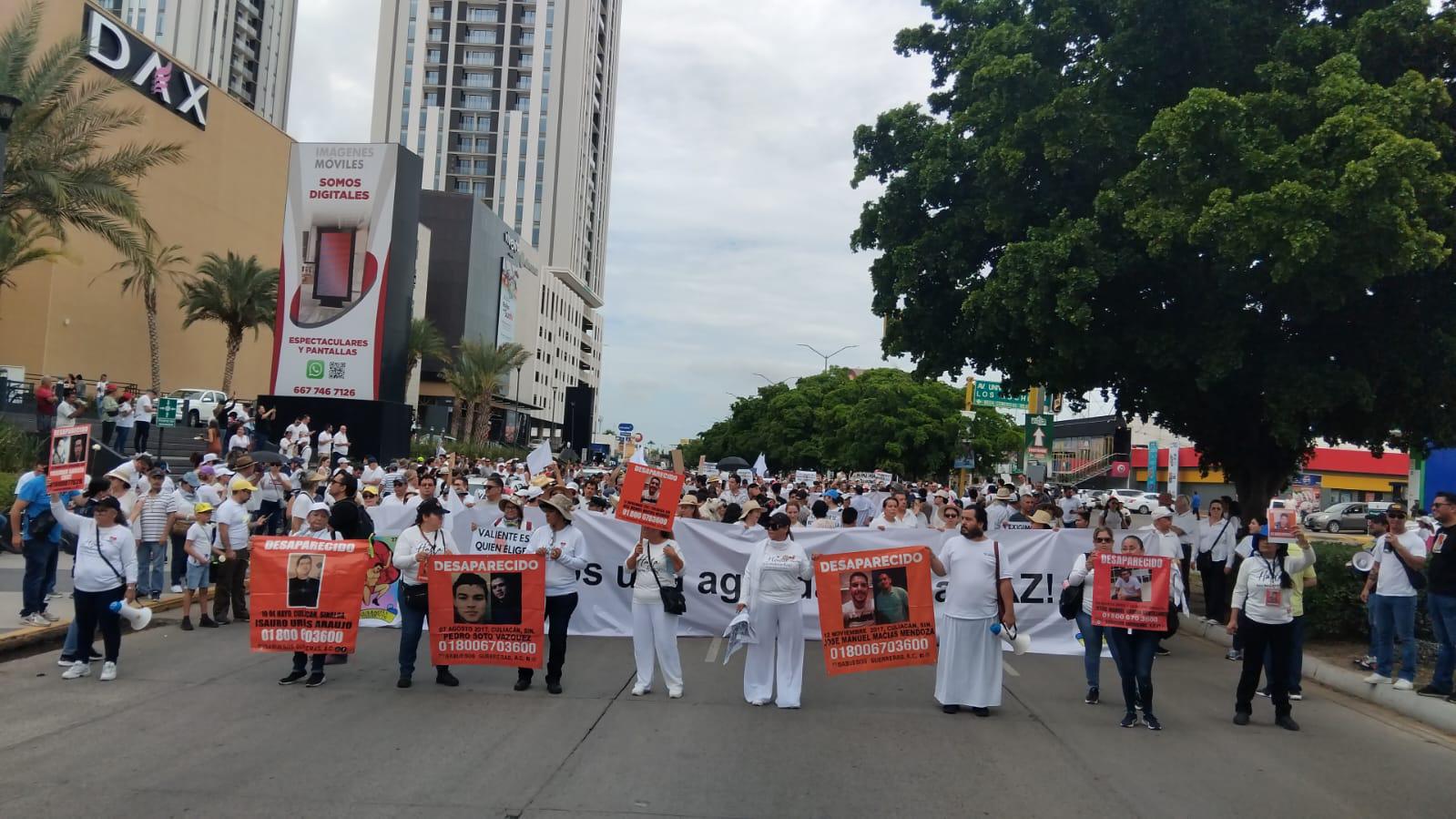 $!Al principio de la marcha, integrantes del colectivo Sabuesos Guerreras encabezaron la manifestación, pero después se retiraron.