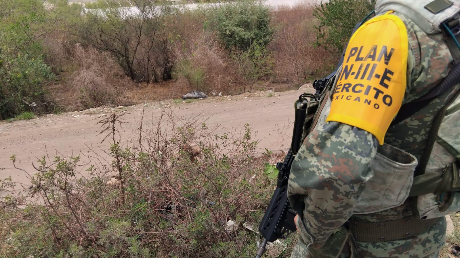 $!Envuelto en trapos y encintado hallan cuerpo junto a puente del Piggy Back, Culiacán