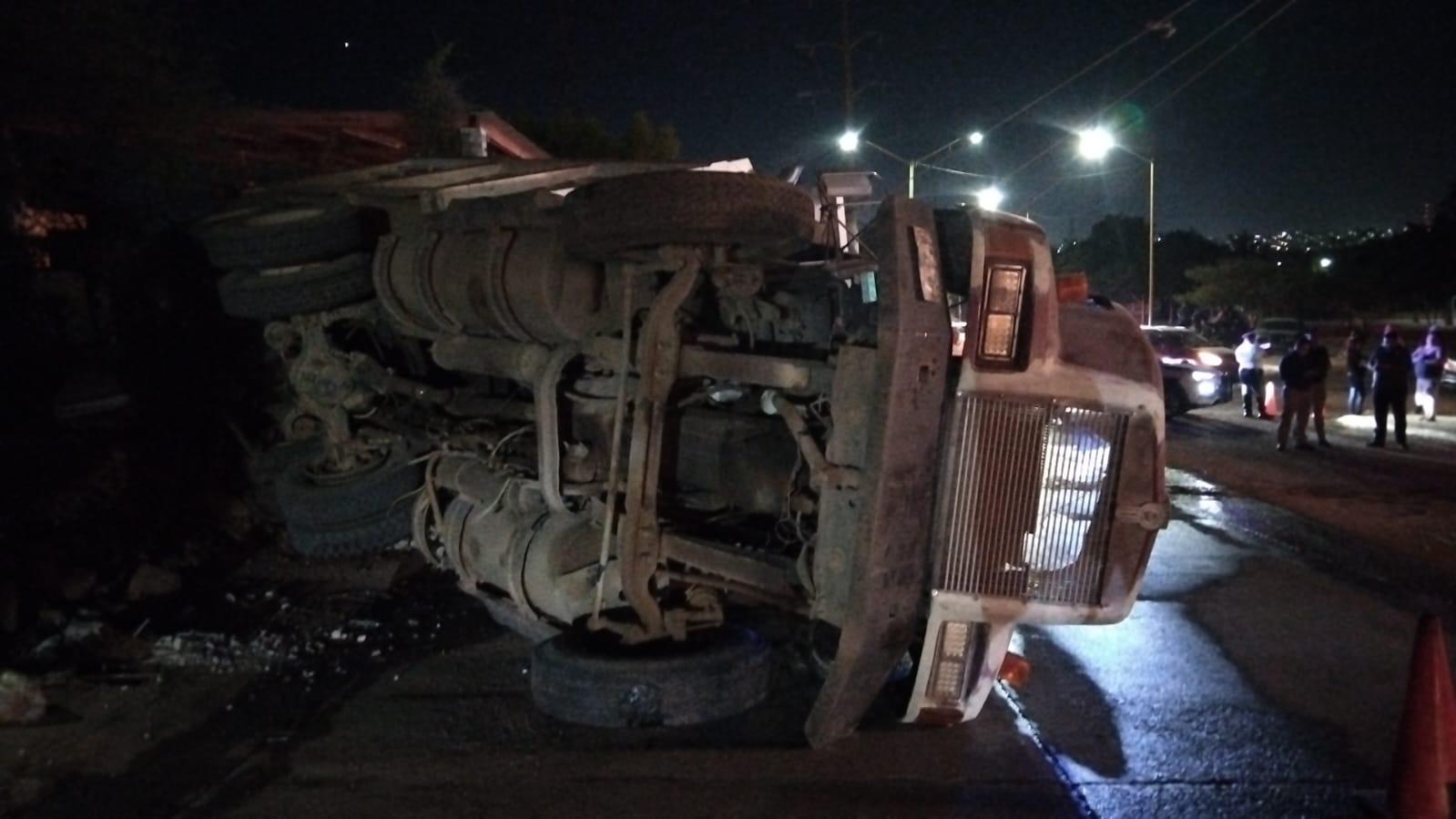 $!Choca góndola contra poste y deja sin electricidad a más de 800 viviendas en Culiacán