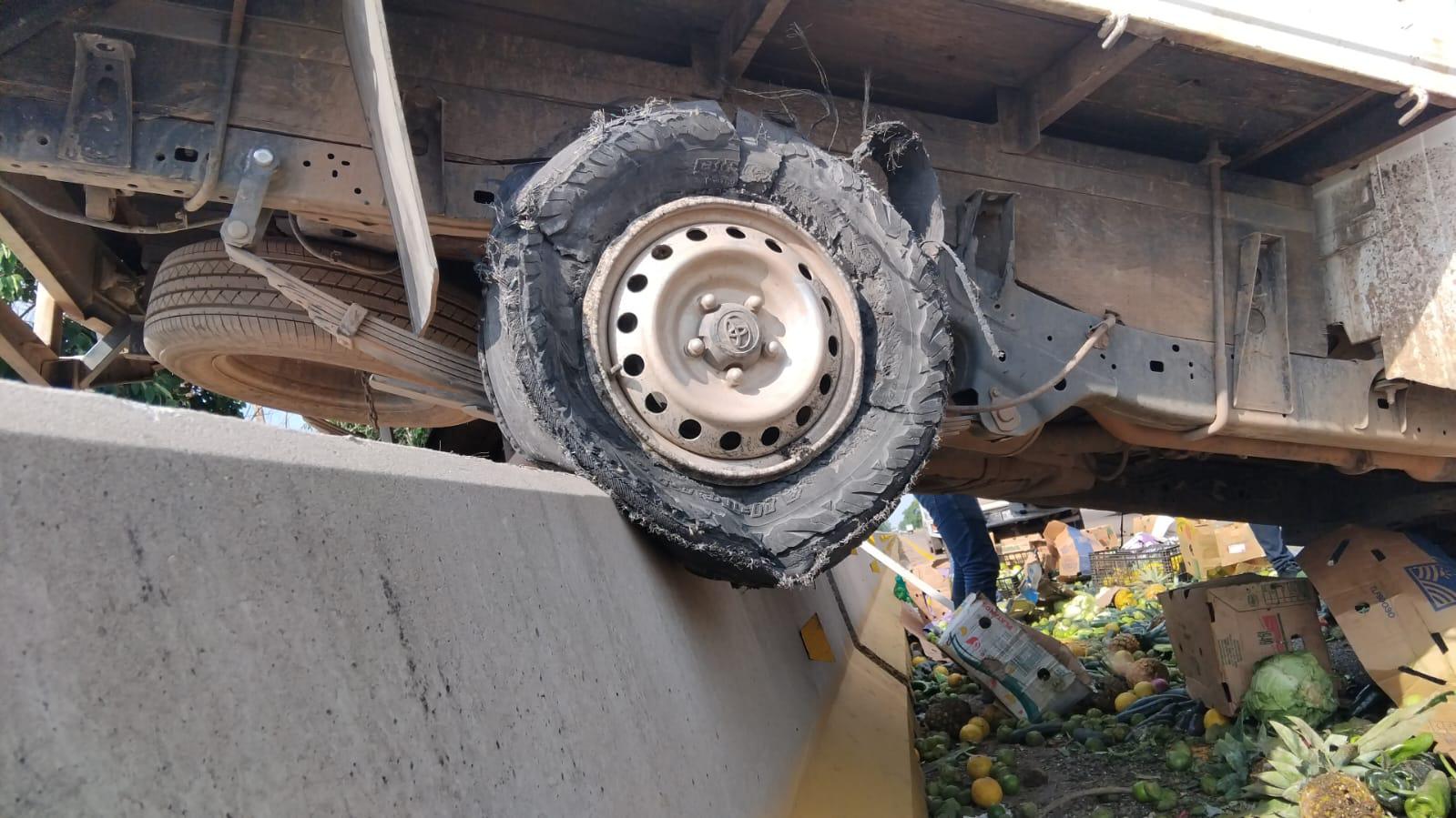 $!Camioneta que transportaba verduras sufre falla mecánica y choca contra muro de contención de La Costerita