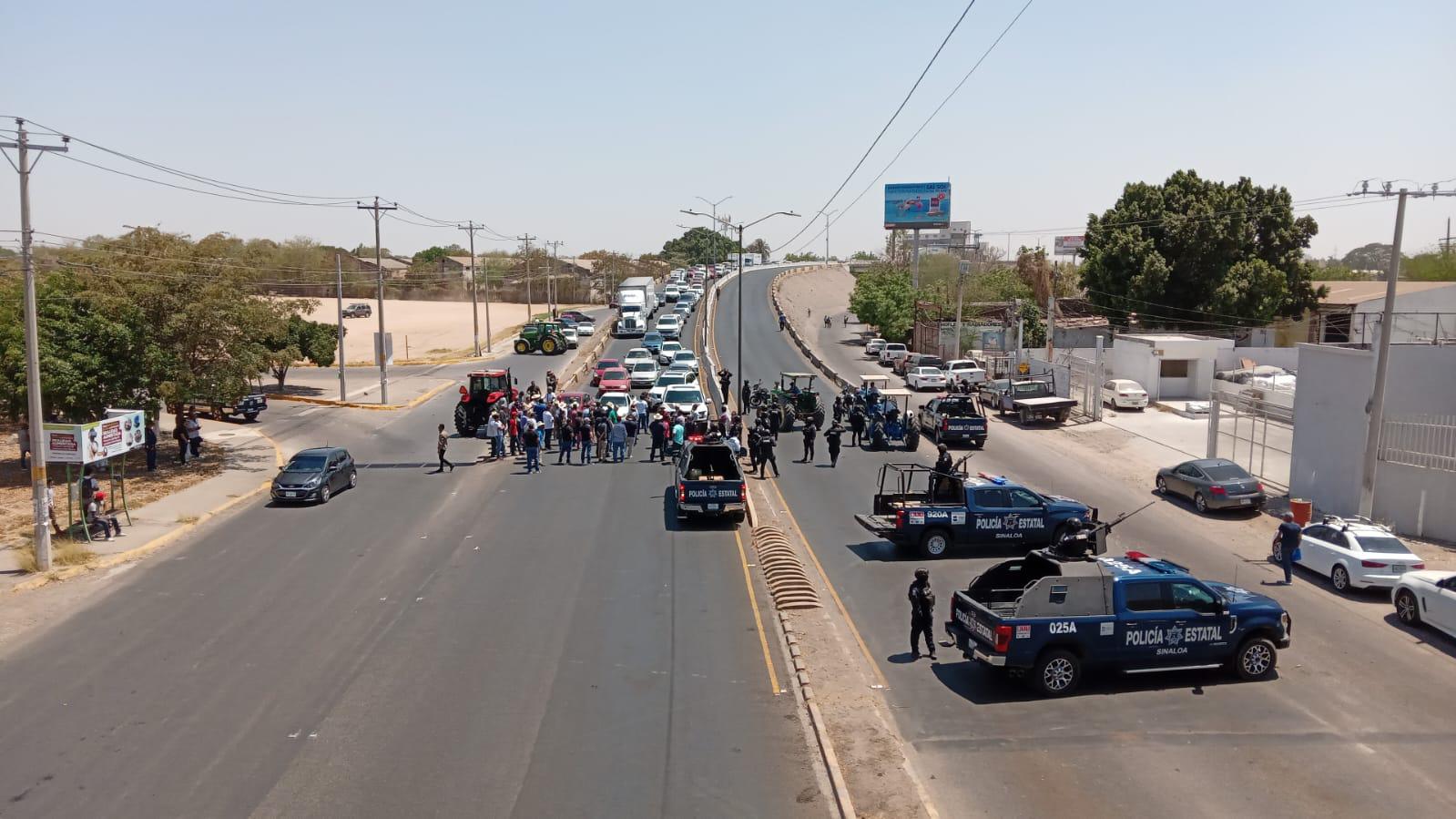 $!Mantienen policías bloqueos en la ‘Maquío’, Gas Valle y Las Torres en Culiacán, por productores