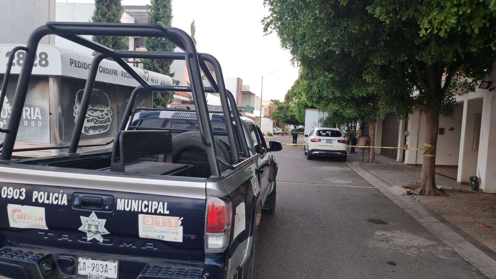 $!Localizan un auto abandonado con impactos de bala en Culiacán