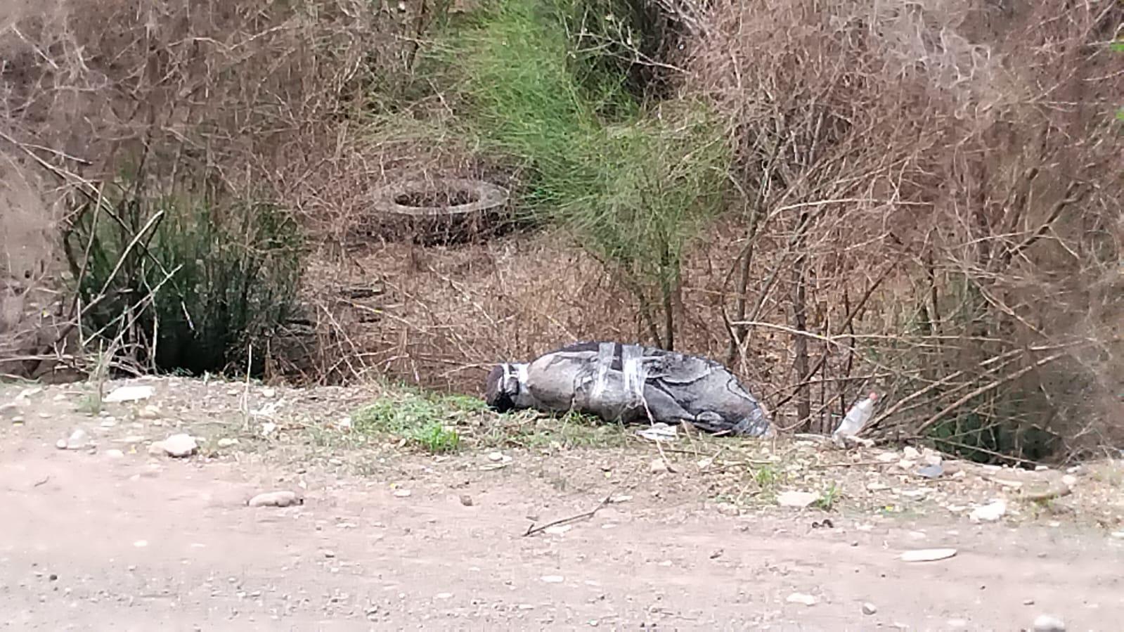 $!Envuelto en trapos y encintado hallan cuerpo junto a puente del Piggy Back, Culiacán