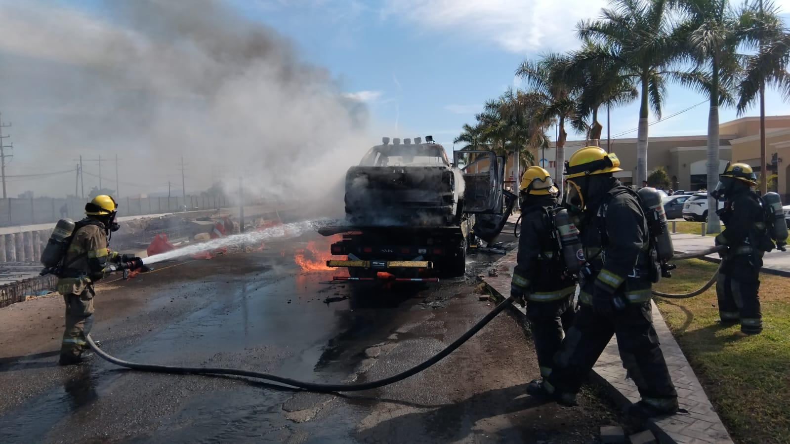 $!Incendian camioneta que transportaba grúa en la salida norte de Culiacán