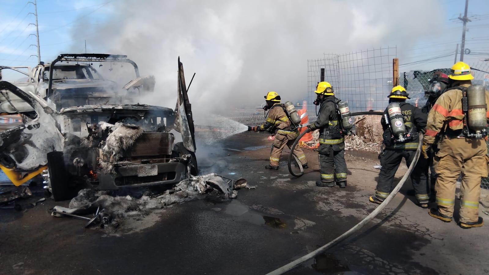 $!Incendian camioneta que transportaba grúa en la salida norte de Culiacán