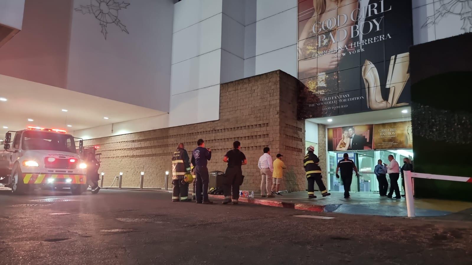 $!Se incendia local en la Plaza Forum, en Culiacán