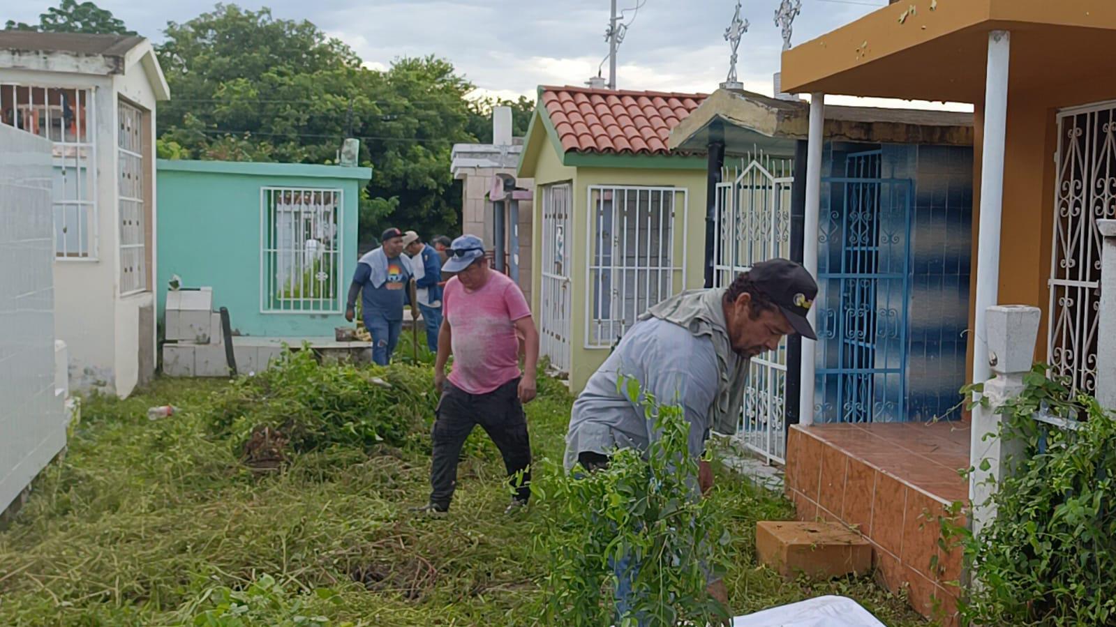 $!Alcaldesa de Escuinapa encabeza campaña de limpieza en panteón municipal