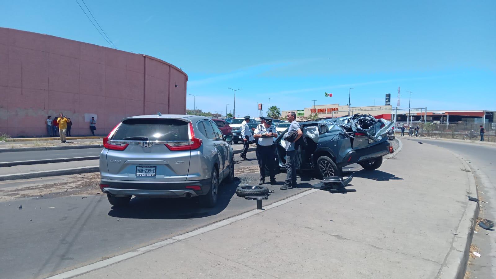 $!Se brinca carril por alta velocidad y embiste tres vehículos: mata a motociclista