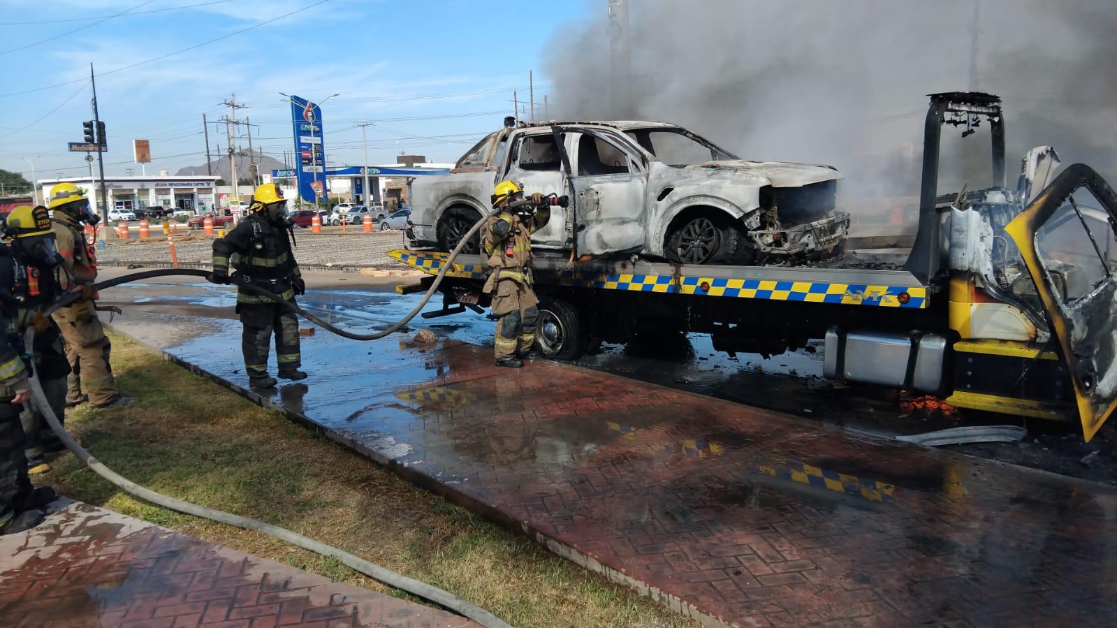 $!Incendian camioneta que transportaba grúa en la salida norte de Culiacán