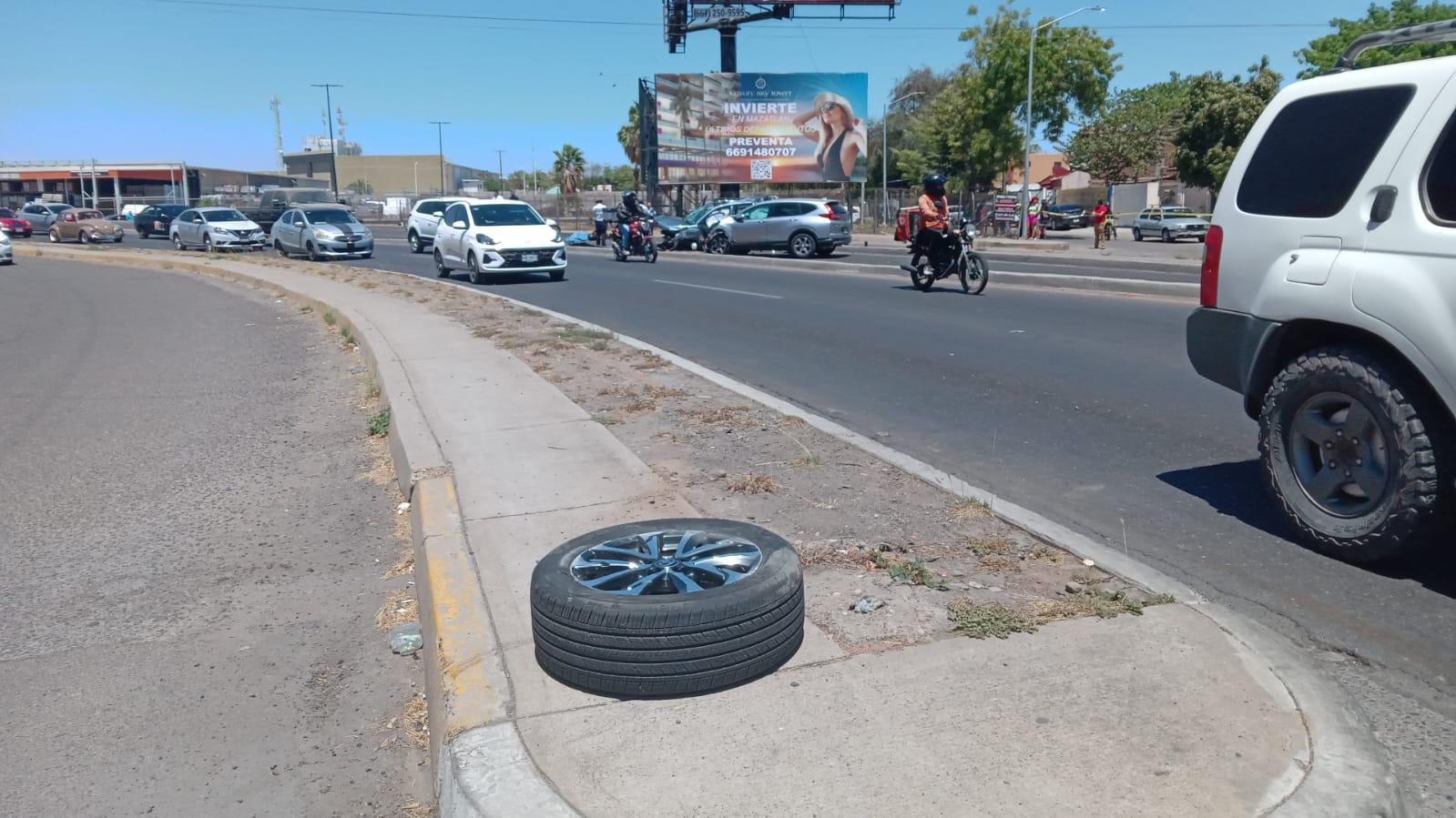 $!Se brinca carril por alta velocidad y embiste tres vehículos: mata a motociclista