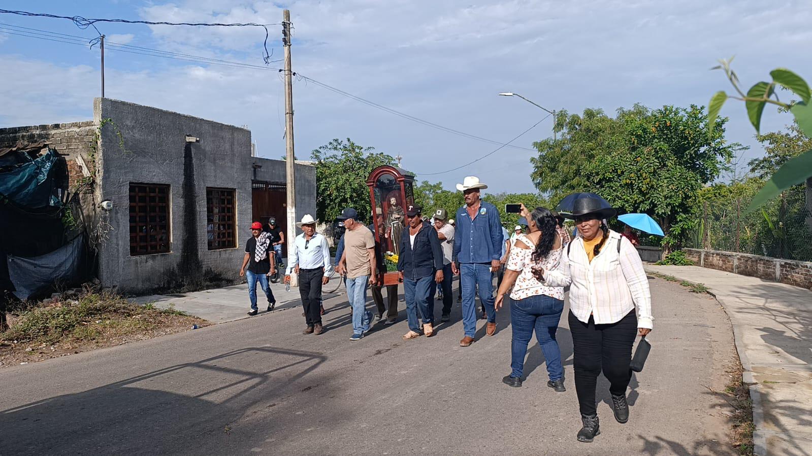 $!En Escuinapa, llevan a San Francisco de Asís a la presa para pedir por las lluvias