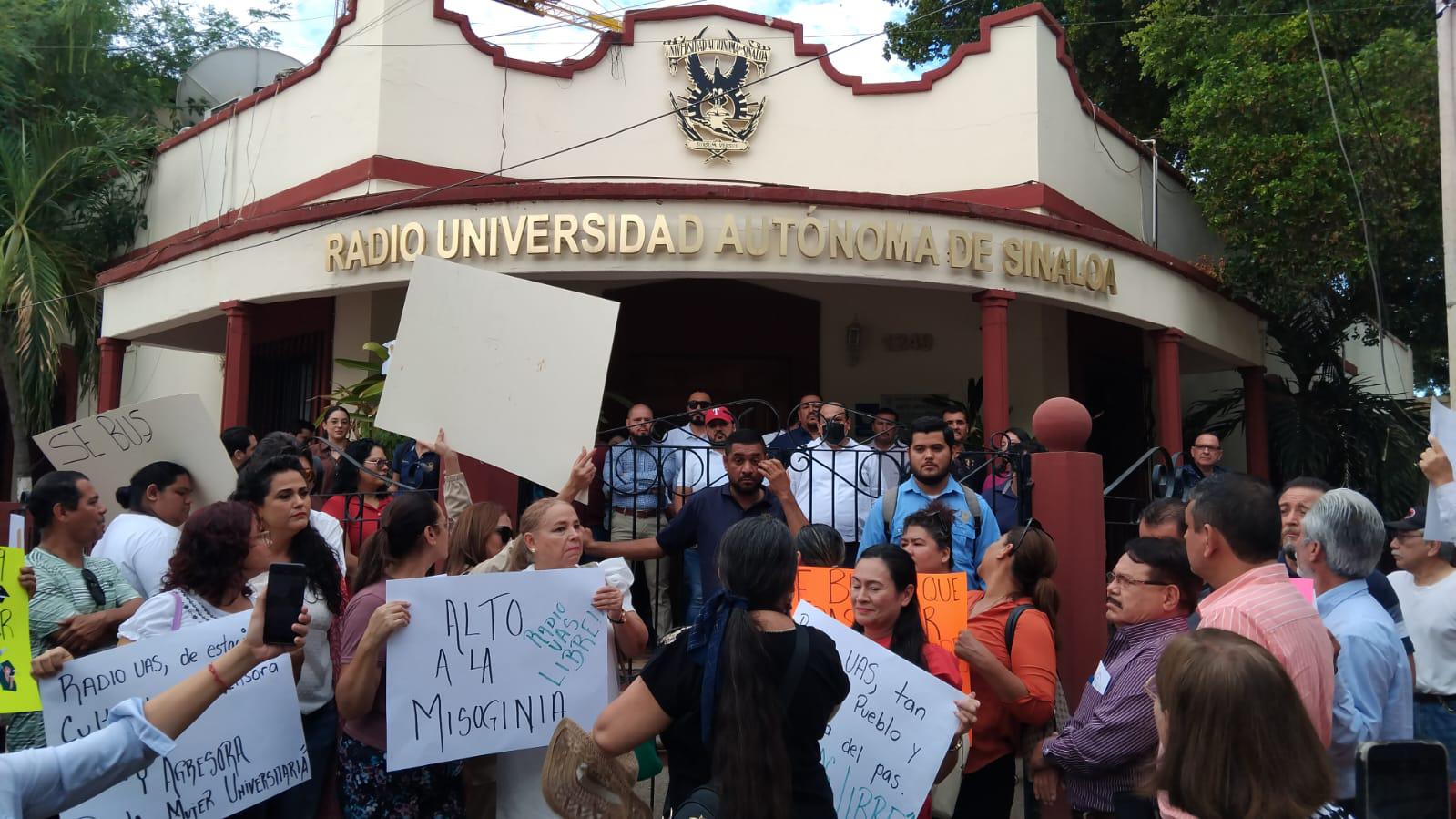 $!Docentes universitarios se manifiestan en las instalaciones de Radio UAS