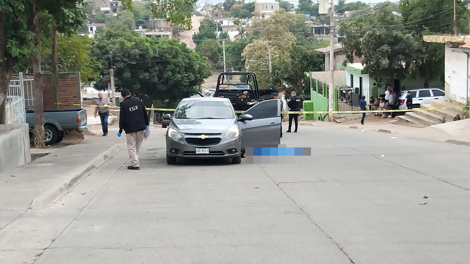 $!Asesinan a balazos a conductor en la colonia Independencia, en Culiacán