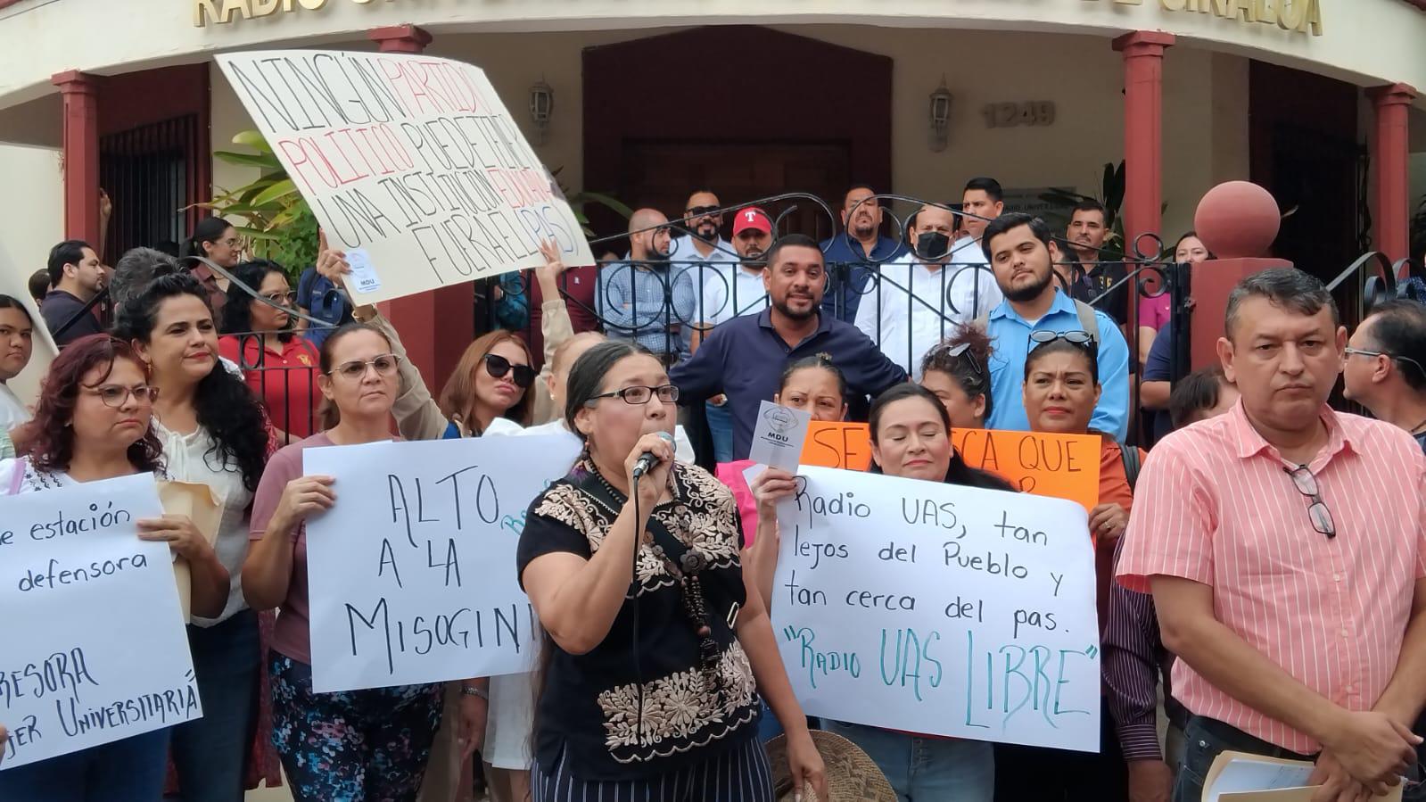 $!Docentes universitarios se manifiestan en las instalaciones de Radio UAS