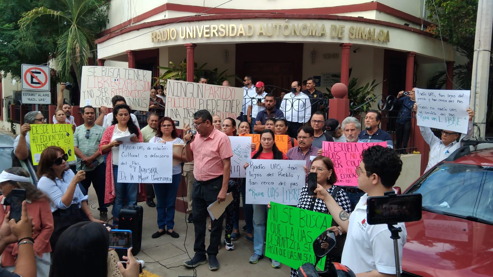 $!Docentes universitarios se manifiestan en las instalaciones de Radio UAS