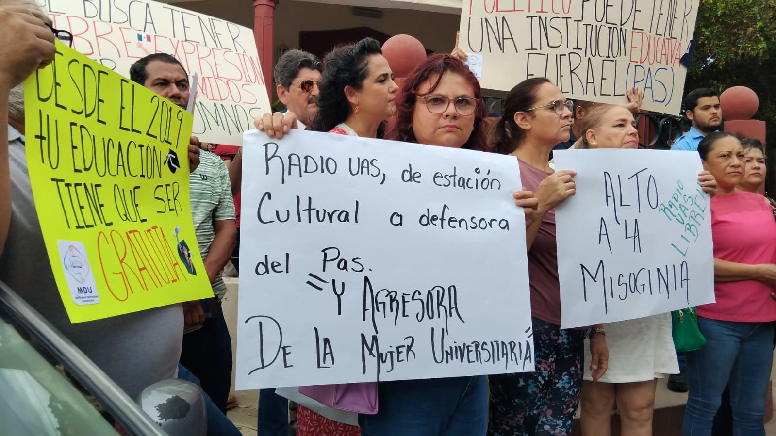 $!Docentes universitarios se manifiestan en las instalaciones de Radio UAS