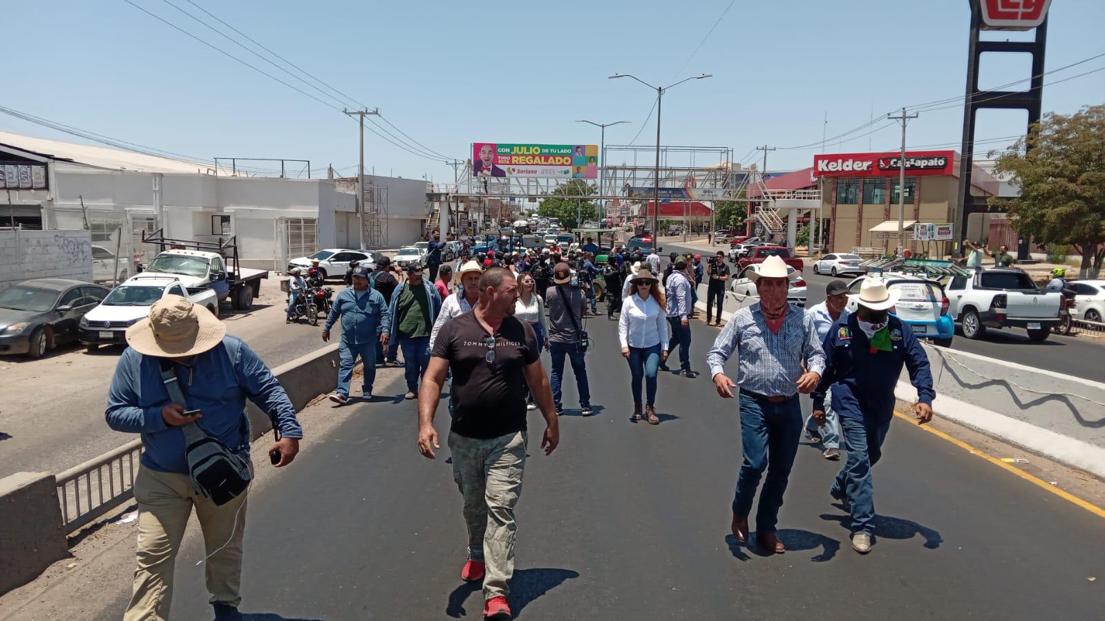 $!Mantienen policías bloqueos en la ‘Maquío’, Gas Valle y Las Torres en Culiacán, por productores