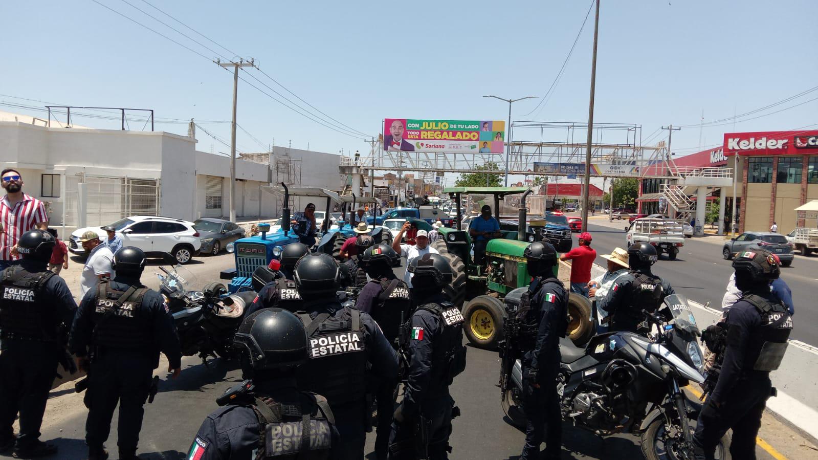 $!Mantienen policías bloqueos en la ‘Maquío’, Gas Valle y Las Torres en Culiacán, por productores