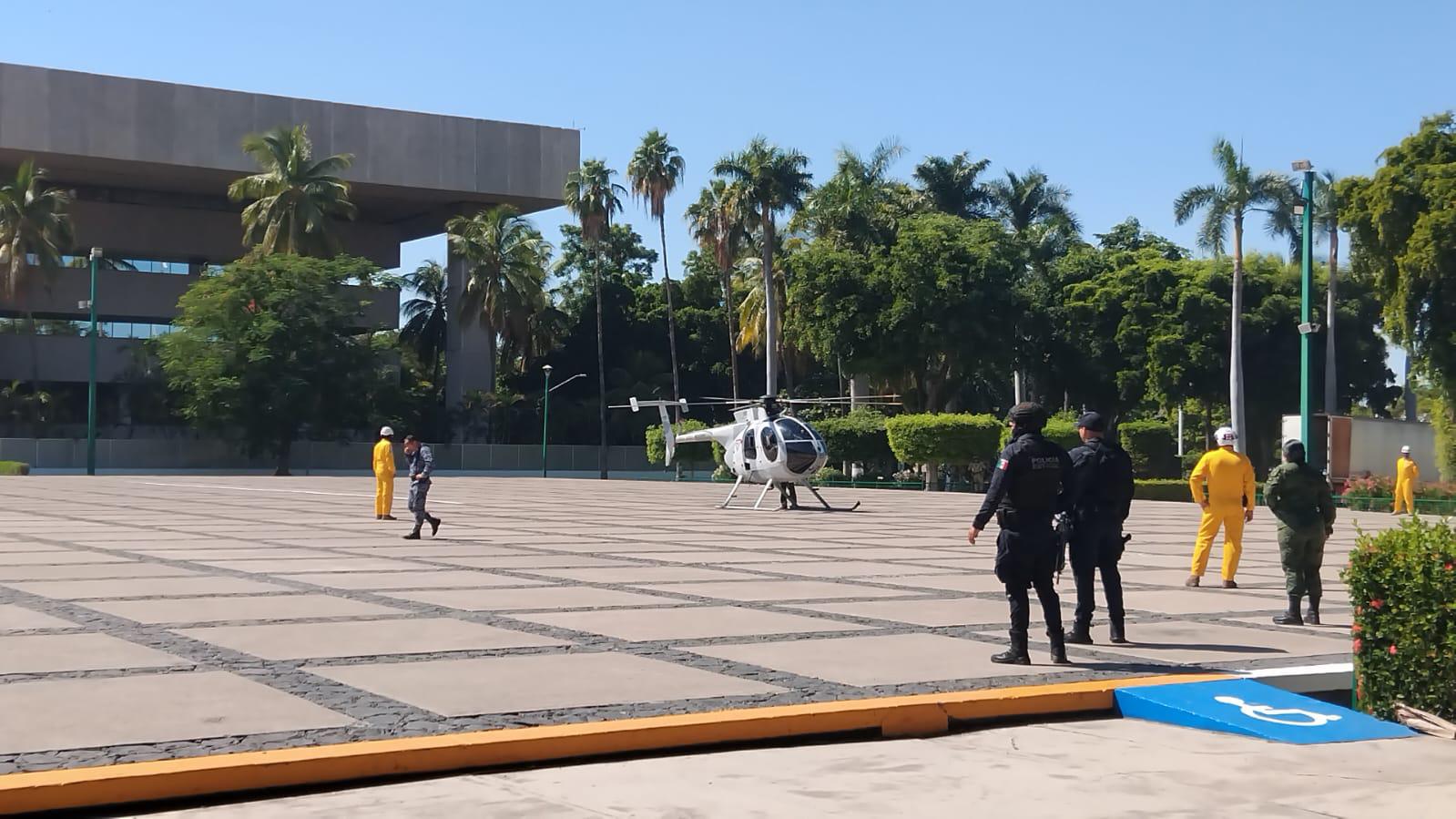 $!Con aterrizaje dos helicópteros, inicia instalación de exposición militar en Palacio de Gobierno