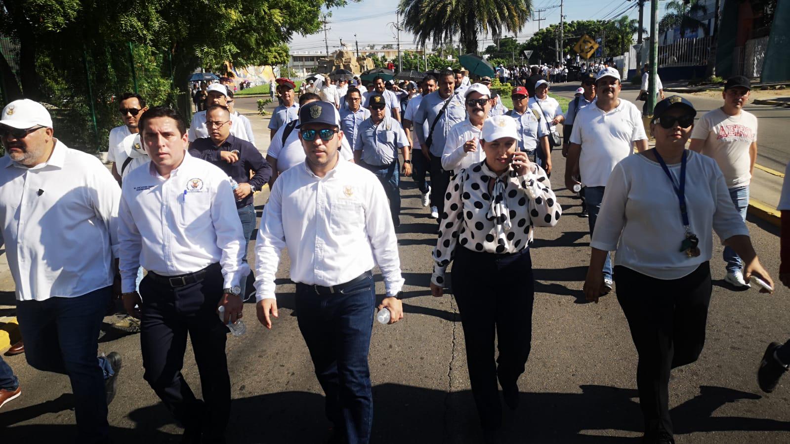 $!Marchan estudiantes de la UAS en Mazatlán tras separación del Rector