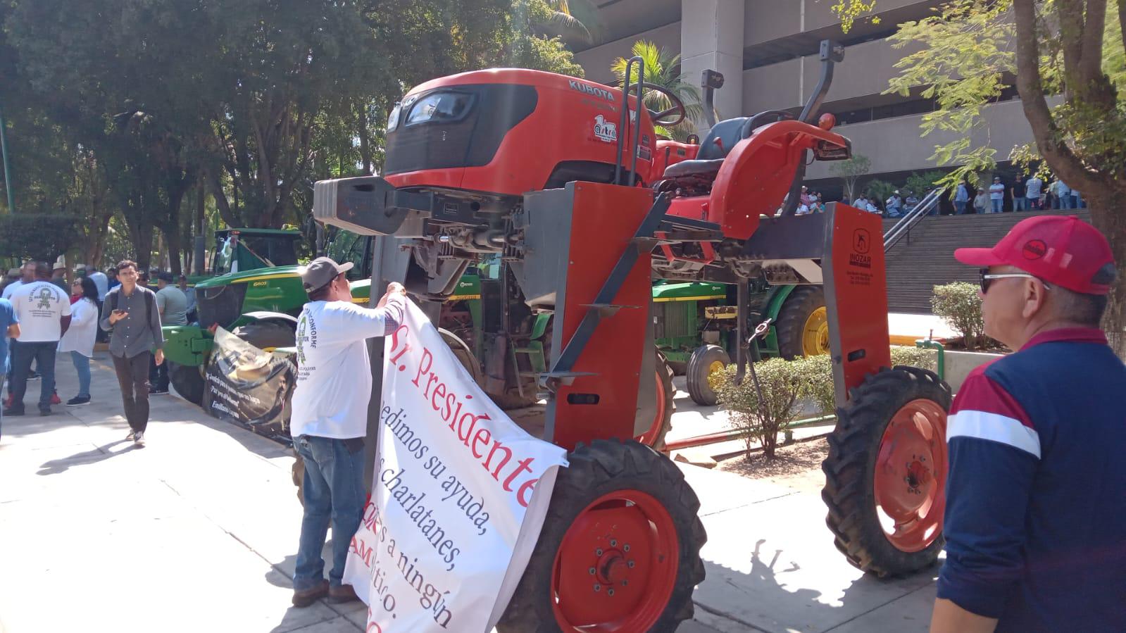 $!Productores de maíz se instalan en Palacio de Gobierno en señal de protesta por el precio del maíz