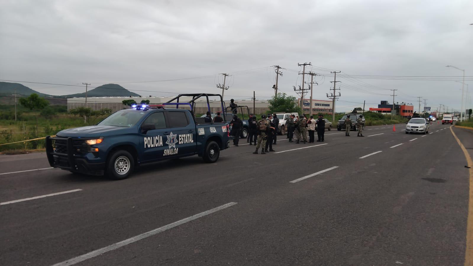 $!Localizan a un hombre sin vida y esposado sobre La Costerita, en Culiacán