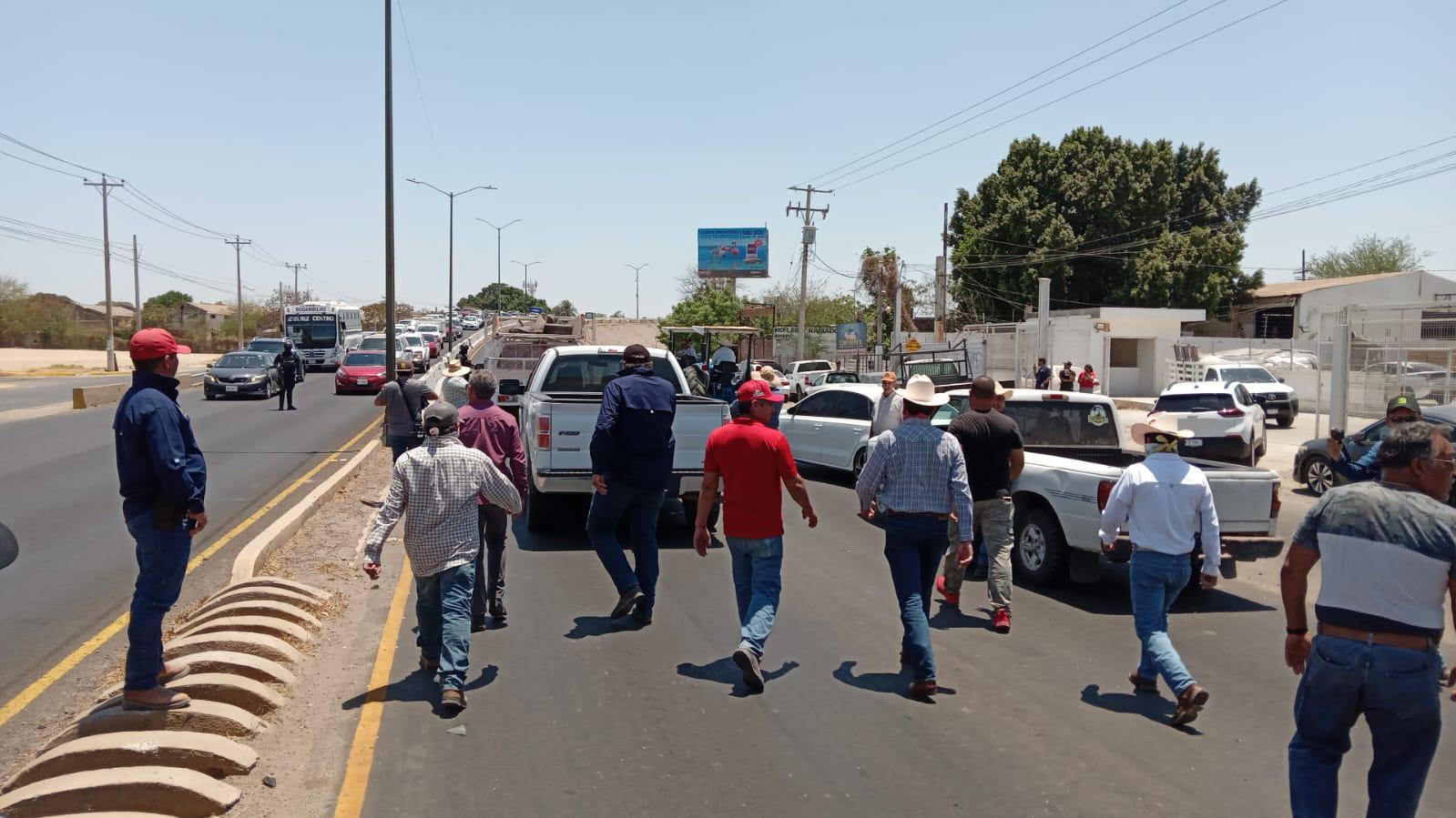 $!Mantienen policías bloqueos en la ‘Maquío’, Gas Valle y Las Torres en Culiacán, por productores