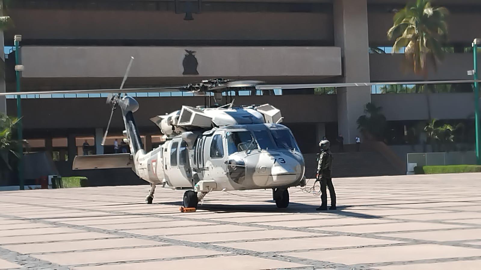 $!Con aterrizaje dos helicópteros, inicia instalación de exposición militar en Palacio de Gobierno